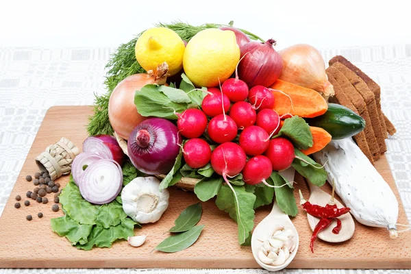 Comida saludable. Verduras frescas y frutas en una tabla de madera . —  Fotos de Stock