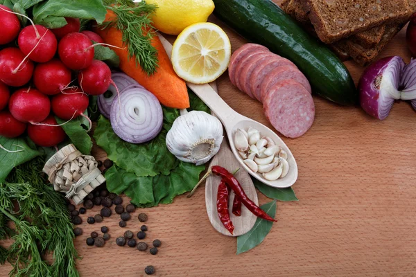 Hälsosam mat. färska grönsaker och frukter på ett träbord. — Stockfoto