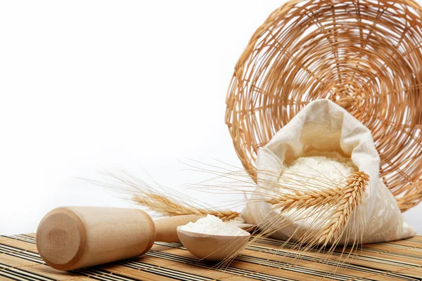 Farine et grain de blé avec cuillère en bois sur une table en bois . — Photo