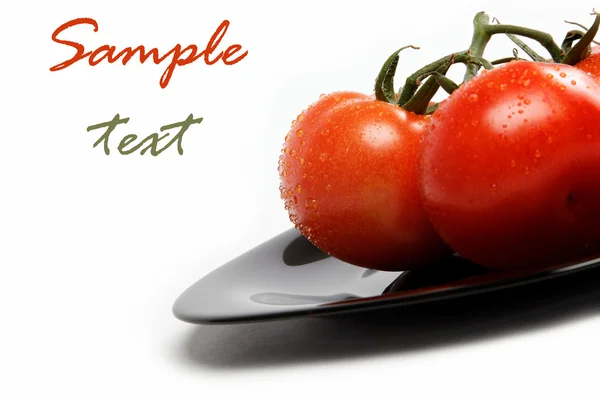 Čerstvá rajčata na talíři, izolovaných na bílém pozadí. — Stock fotografie