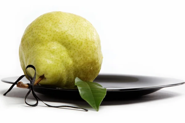 Färska mogna päron på en tallrik, isolerad på vit. — Stockfoto