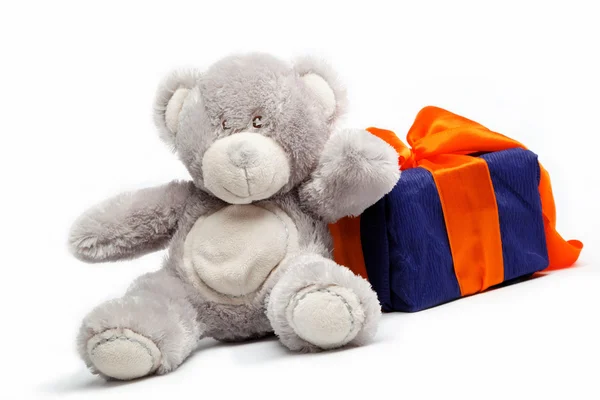 Gift pack and teddy bear on a white background. — Stock Photo, Image