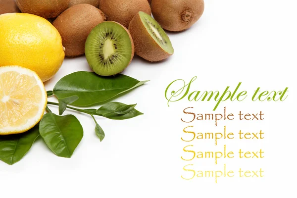 Čerstvé ovoce. Kiwi a citronem izolovaných na bílém pozadí. — Stock fotografie