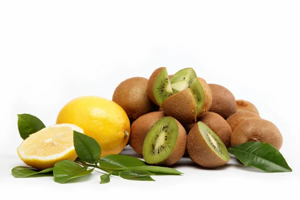 Färsk frukt. Kiwi och citron isolerad på en vit bakgrund. — Stockfoto