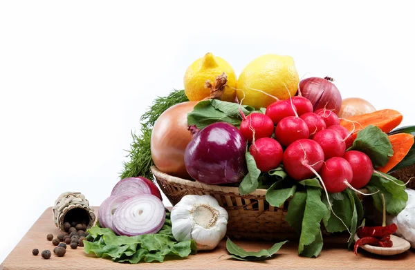 健康食品。新鮮な野菜や果物、木の板. — ストック写真