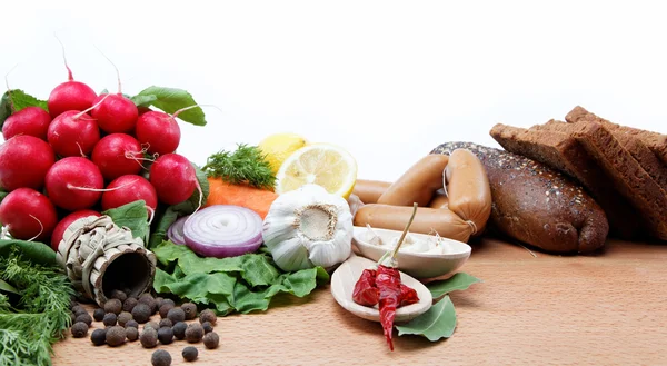 Sağlıklı gıda. taze sebze ve meyveler ahşap oyun tahtası. — Stok fotoğraf