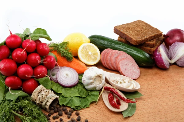 Gezonde voeding. verse groenten en fruit op een houten bord. — Stockfoto