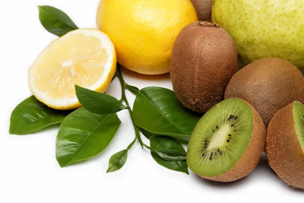 Fruta fresca. Kiwi y limón aislados sobre un fondo blanco . — Foto de Stock