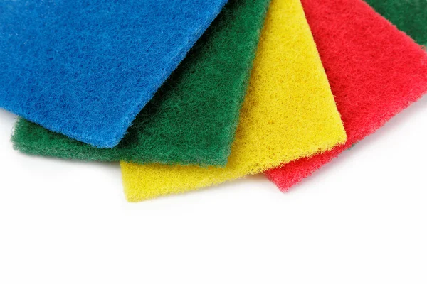 Spugne detergenti colorate, isolate su fondo bianco . — Foto Stock