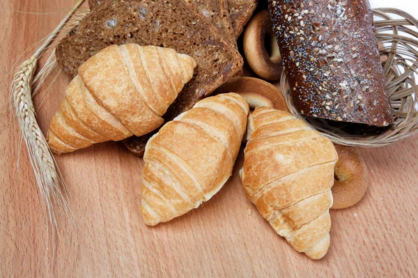 흰색 바탕에 다양 한 빵, 정 분리 — 스톡 사진