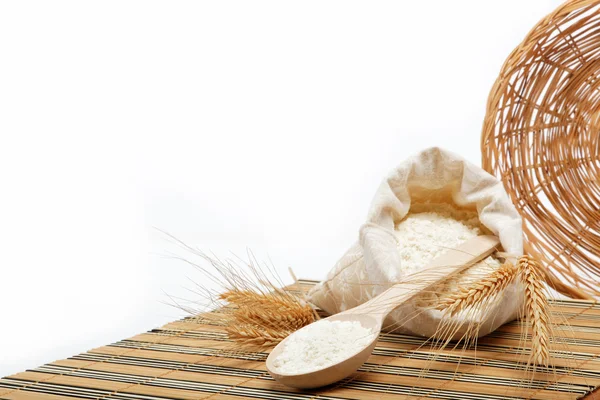 Farine et grain de blé avec cuillère en bois sur une table en bois . — Photo