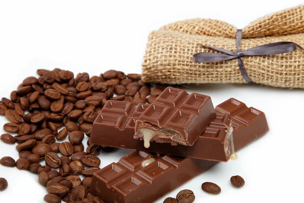 Granos de chocolate y café aislados sobre fondo blanco . — Foto de Stock
