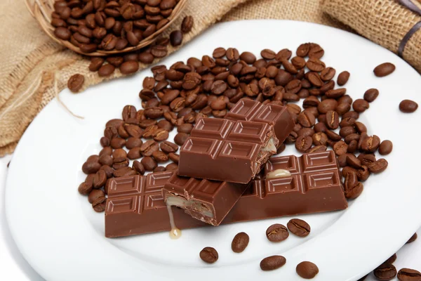 Grãos de chocolate e café na sacada . — Fotografia de Stock