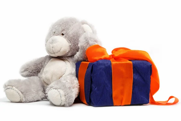 Geschenkpackung und Teddybär auf weißem Hintergrund. — Stockfoto