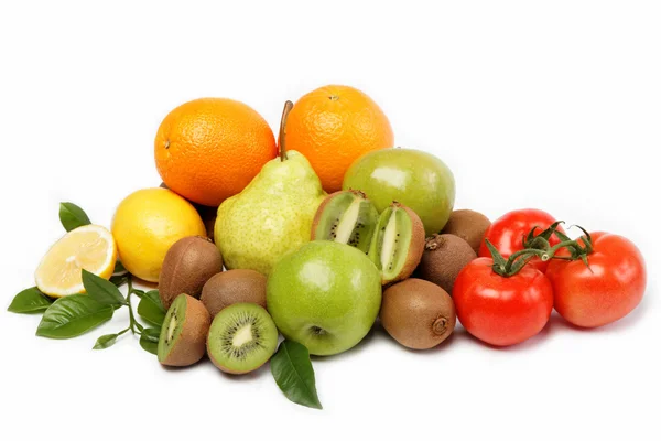 Frisches Obst und Gemüse isoliert auf weißem Hintergrund. — Stockfoto