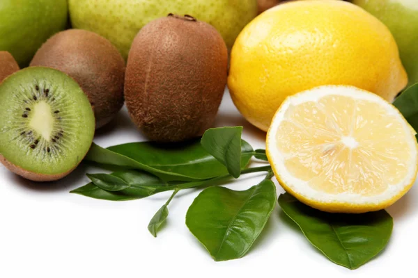 Φρέσκα φρούτα. ακτινίδιο και λεμόνι απομονωθεί σε λευκό φόντο. — Φωτογραφία Αρχείου