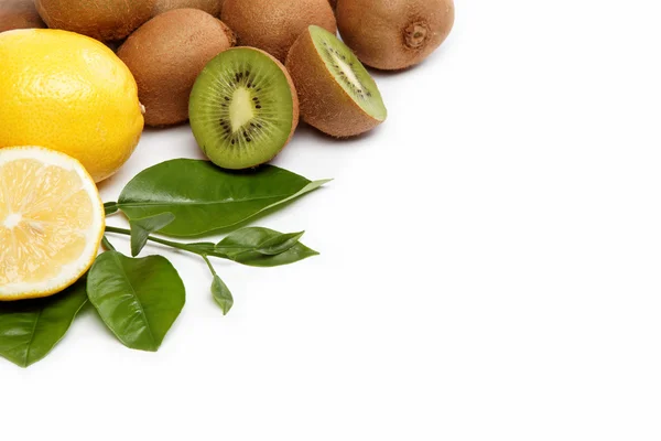 Fruta fresca. Kiwi y limón aislados sobre un fondo blanco . — Foto de Stock