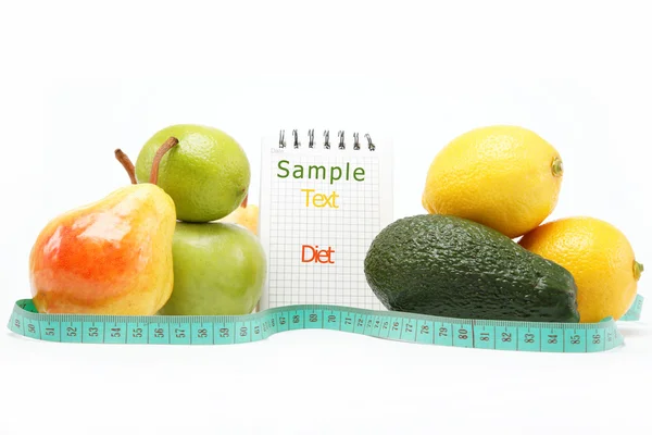 Naturliga produkter. diet. färsk frukt på en vit bakgrund. — Stockfoto