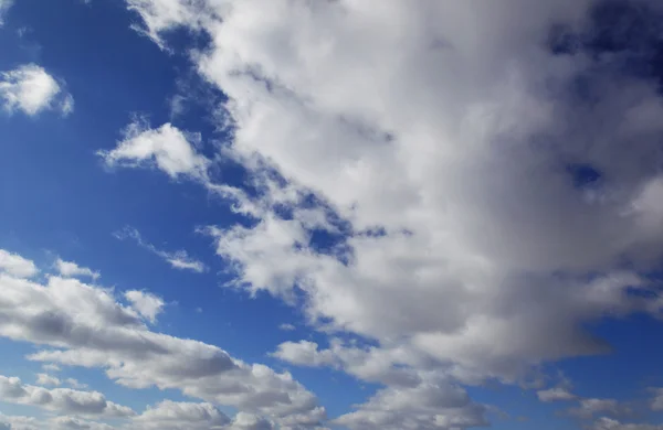 Sininen taivas pilvet lähikuva — kuvapankkivalokuva