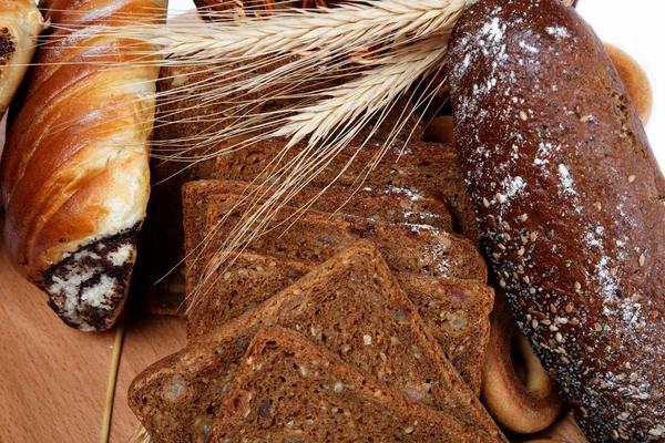 다양 한 빵, 정 나무 테이블 ove에 격리 — 스톡 사진