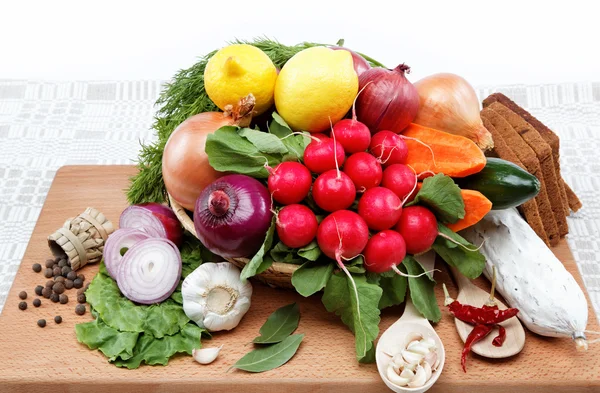 Comida saudável. Legumes frescos e frutas em uma tábua de madeira . — Fotografia de Stock