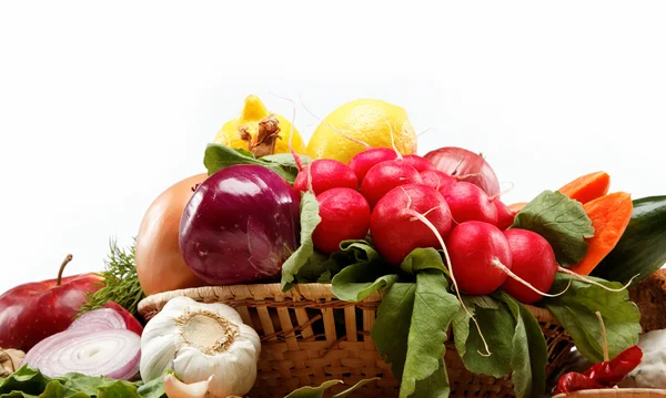Une nourriture saine. Légumes et fruits frais sur une planche de bois . — Photo