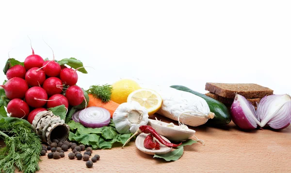 Hälsosam mat. färska grönsaker och frukter på en planka. — Stockfoto