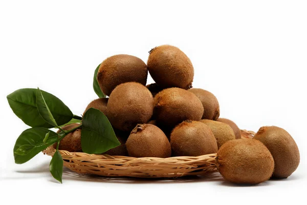 Vers fruit. kiwi in mand geïsoleerd op een witte achtergrond. — Stockfoto