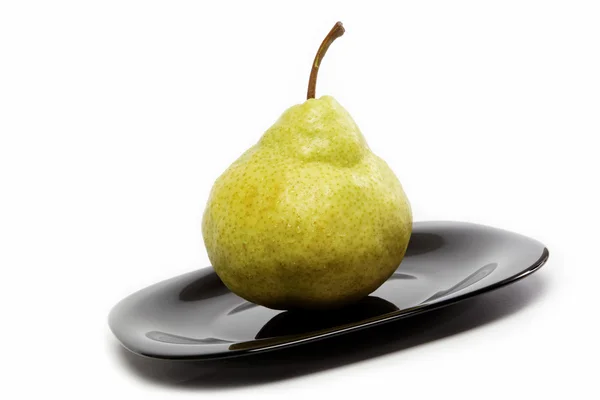 Färska päron på en tallrik som isolerad på vit. — Stockfoto