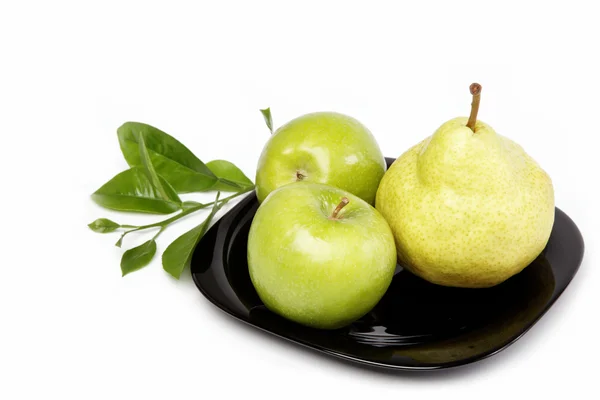 Φρέσκα φρούτα. τα μήλα και τα αχλάδια σε ένα πιάτο που απομονώνονται πάνω από το λευκό bac — Φωτογραφία Αρχείου