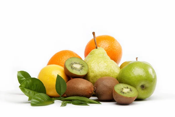 Frutas frescas aisladas sobre un fondo blanco . —  Fotos de Stock