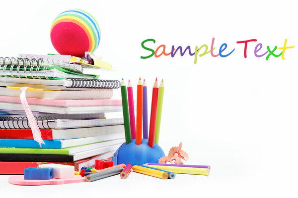 Канцтовары изолированы на белом
