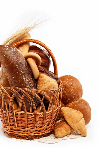 Grande varietà di pane, natura morta isolata su un tavolo di legno ove — Foto Stock