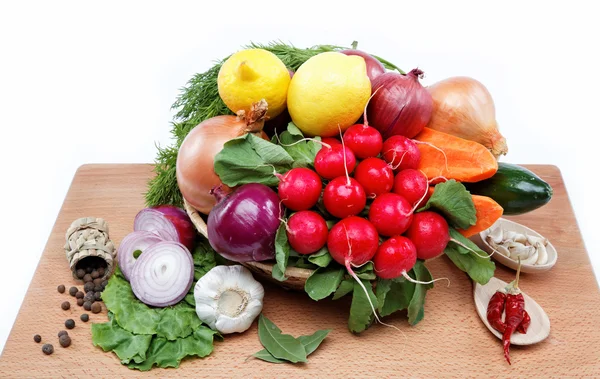 Comida saudável. Legumes frescos e frutas em uma tábua de madeira . — Fotografia de Stock