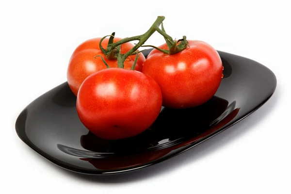 Tomates frescos en un plato, aislados sobre un fondo blanco . — Foto de Stock