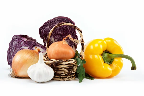 Υγιεινά τρόφιμα. φρέσκα λαχανικά σε λευκό φόντο. — Φωτογραφία Αρχείου