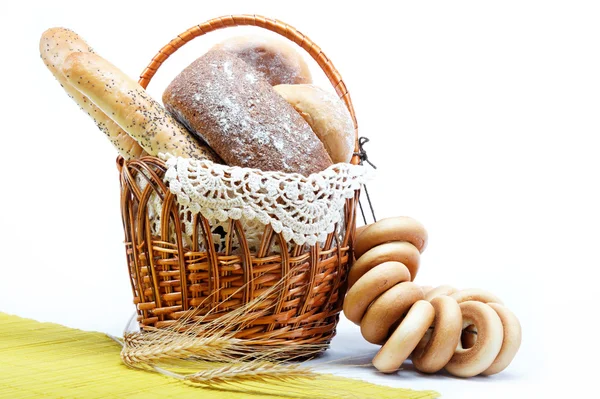 Φρέσκο ψωμί στο καλάθι απομονωθεί. — Φωτογραφία Αρχείου