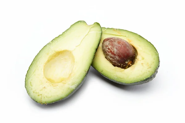 Verse avocado's geschoten op een witte achtergrond. — Stockfoto