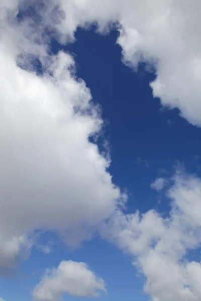 Kék ég felhőkkel közeledik — Stock Fotó