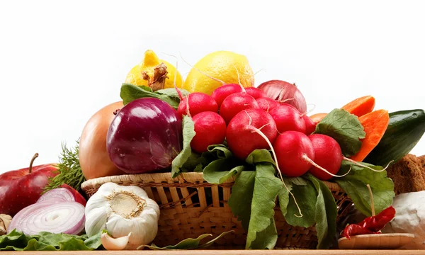 Υγιεινά τρόφιμα. φρέσκα λαχανικά και φρούτα σε έναν ξύλινο πίνακα. — Φωτογραφία Αρχείου