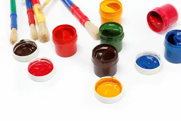Penslar och färger isolerad på en vit bakgrund. — Stockfoto
