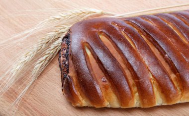 ahşap bir masa üzerinde haşhaş tohumu ile Strudel.