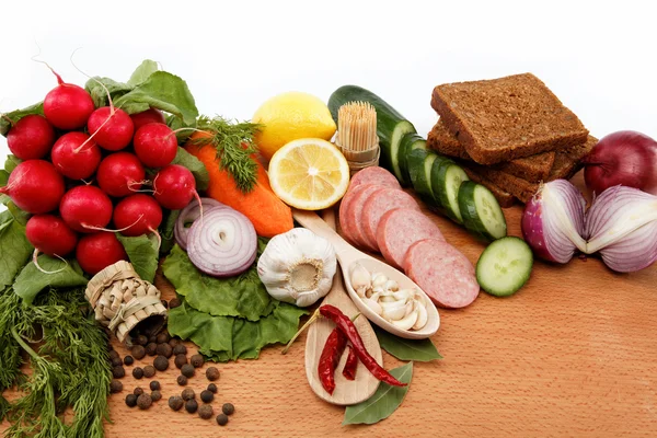 Zdravé jídlo. čerstvá zelenina a ovoce na dřevěném prkénku. — Stock fotografie