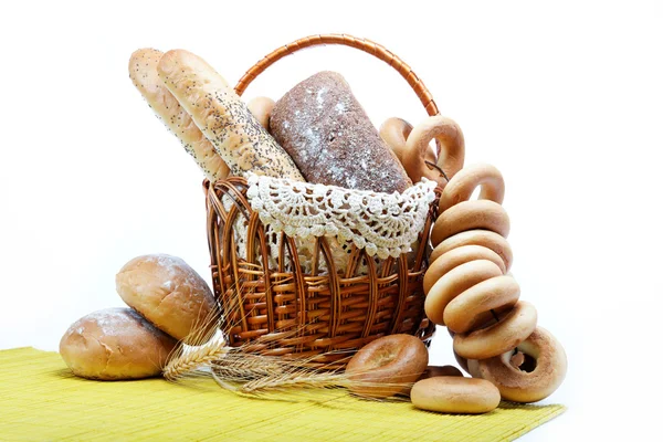 Färskt bröd i korg isolerade. — Stockfoto