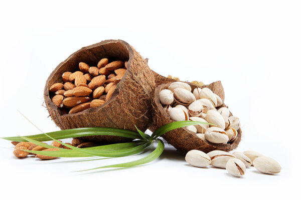 Миндаль и фисташковые орехи в скорлупе кокоса
.