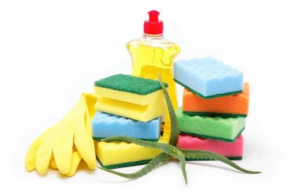 Frasco de detergente, guantes de goma y esponja limpiadora sobre un blanco b —  Fotos de Stock