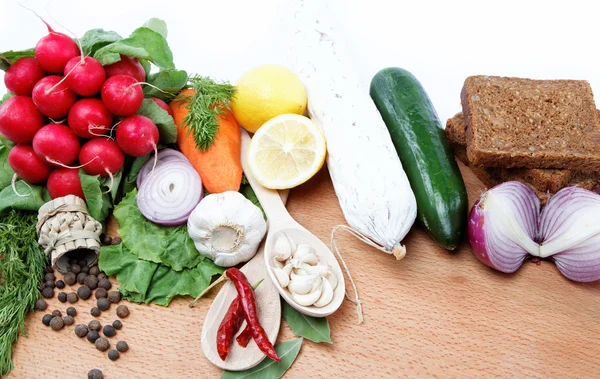 Zdravé jídlo. čerstvá zelenina a ovoce na dřevěném prkénku. — Stock fotografie
