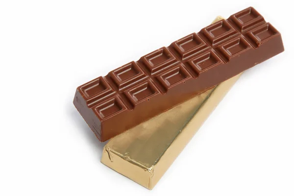 Barra de chocolate en papel de aluminio aislado sobre fondo blanco — Foto de Stock