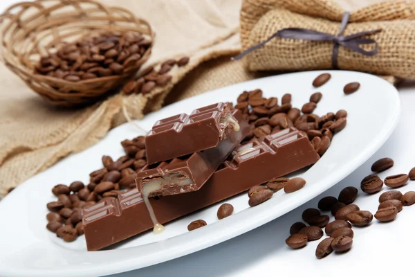 Çikolata ve kahve fasulye ehlileştirmek. — Stok fotoğraf