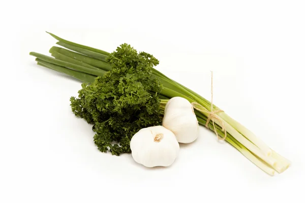 Świeże zielone cebule, czosnek i pietruszka na białym tle. — Zdjęcie stockowe